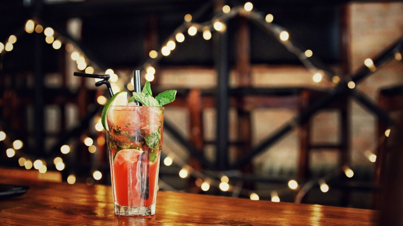 Illustratie voor: ‘s Werelds beste cocktailbars en een daarvan zit in Amsterdam