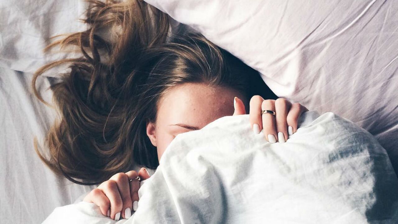 Illustratie voor: Net iets te vaak gesnoozed? Zo laat je je haar sneller opdrogen