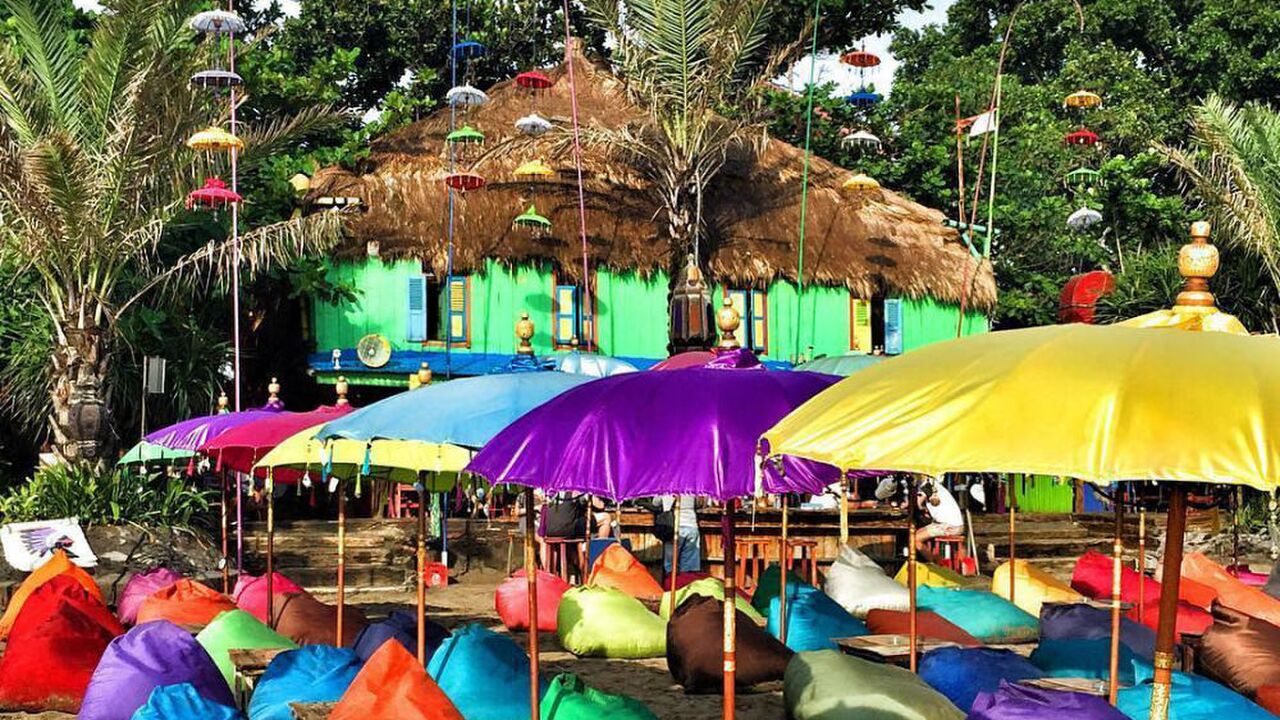 Illustratie voor: Zitzakken, parasols en een adembenemend uitzicht: La Plancha in Bali is de perfecte hangout