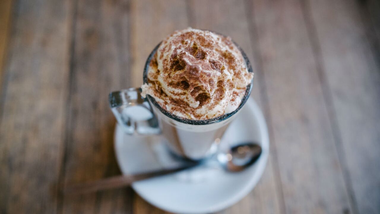 Illustratie voor: De Pumpkin Spice Latte seizoen is in aantocht! Zo maak je het thuis zelf