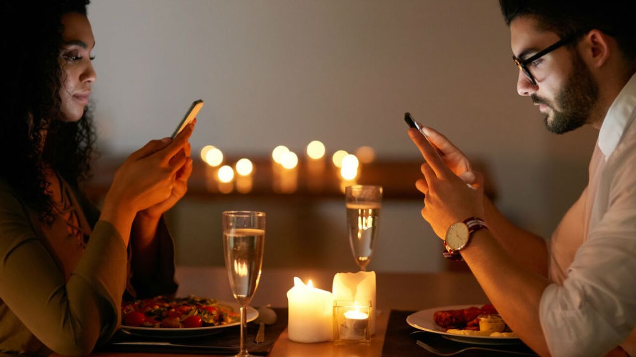 Illustratie voor: Heb je een relatie met je vriend of met je telefoon?