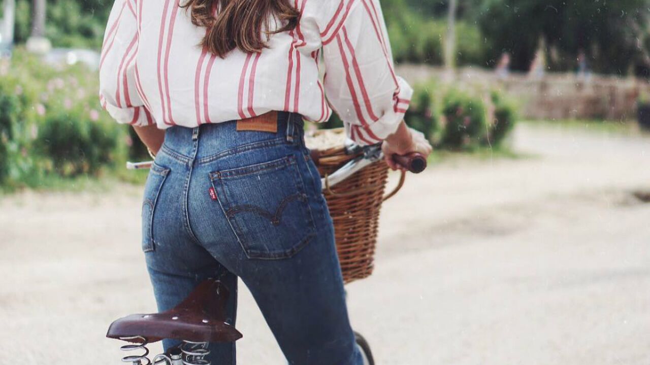 Illustratie voor: Helemaal klaar met je oude spijkerbroek? Dit is jouw ultieme denim dossier