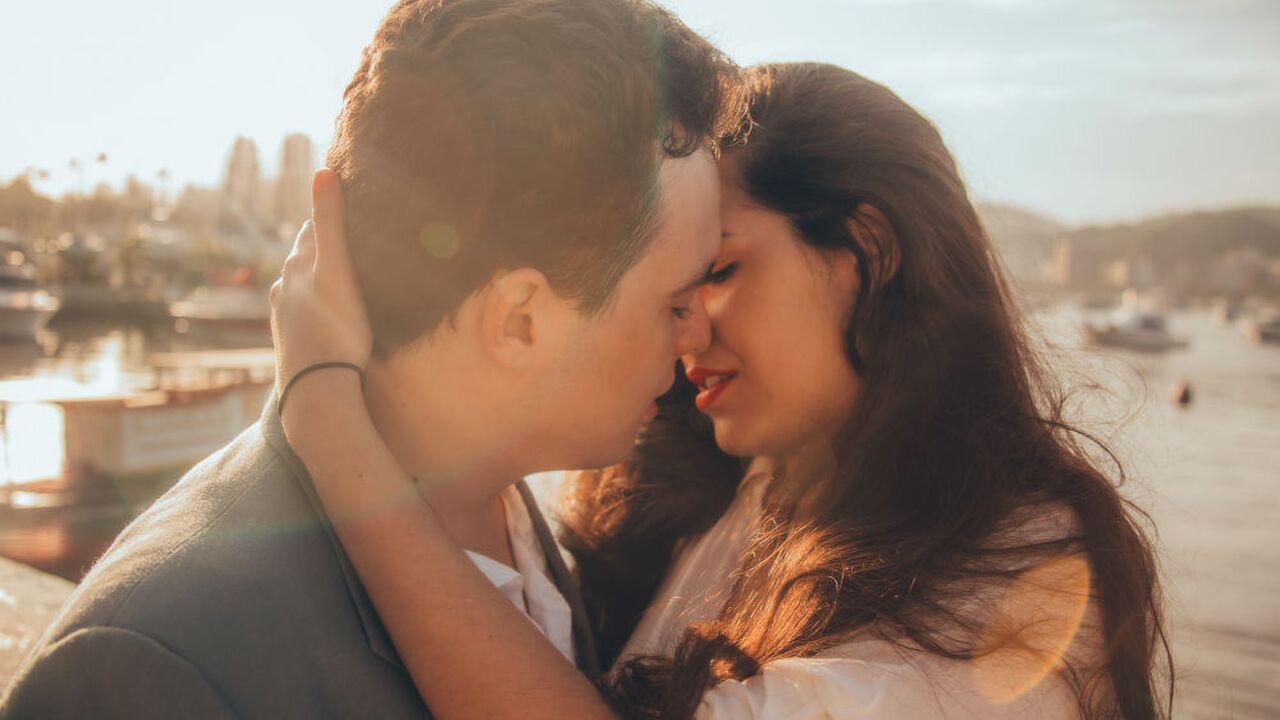 Illustratie voor: Waarom je beter even kan wachten met intiem zijn in een nieuwe relatie
