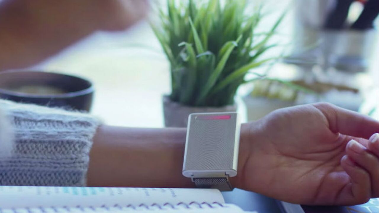 Illustratie voor: Musthave voor koukleumen: door deze warmte-armband heb jij het nooit meer koud!