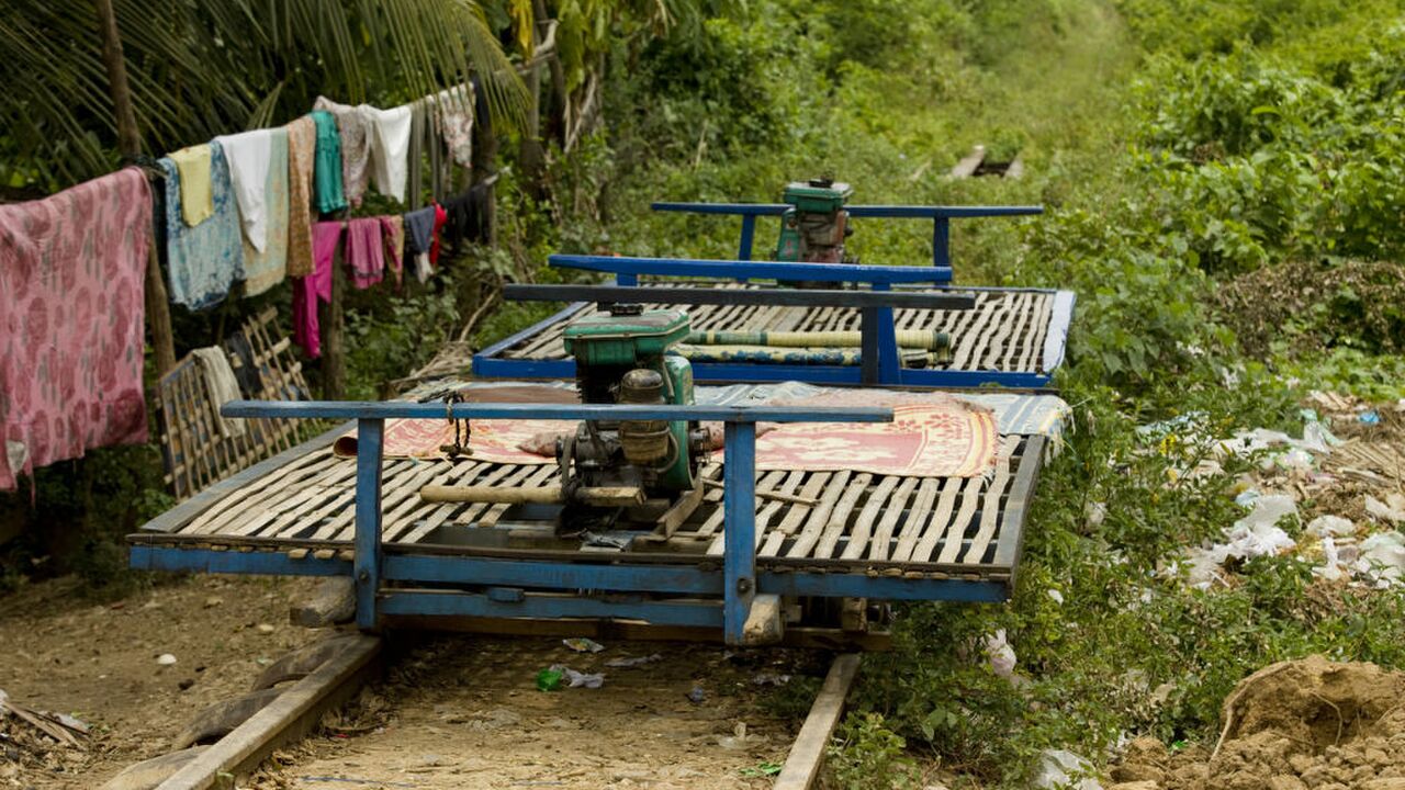 Illustratie voor: Midden door de natuur met deze bamboetrein in Cambodja