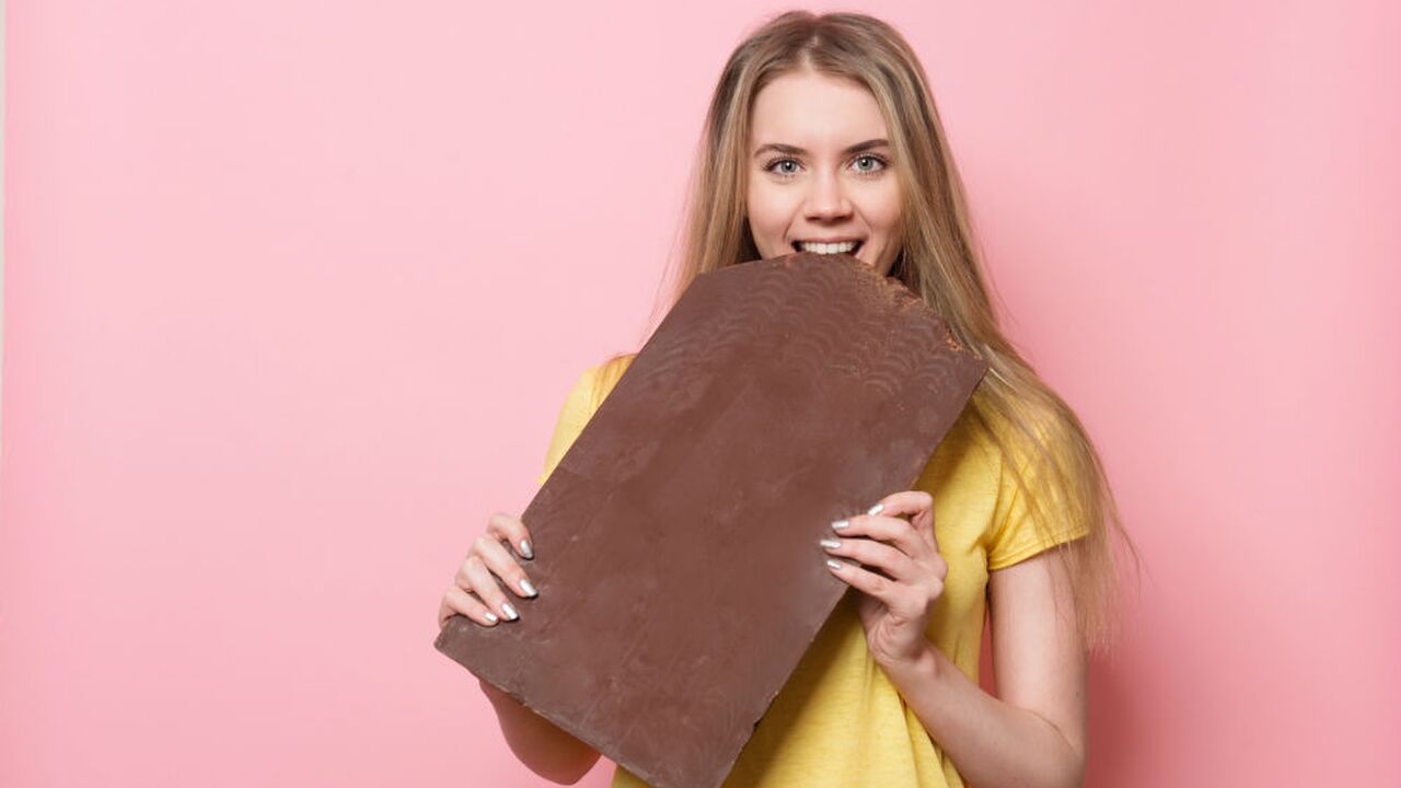 Illustratie voor: Waarom we tijdens onze menstruatie allemaal cravings hebben naar chocolade