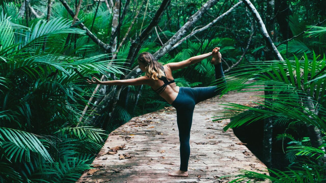 Illustratie voor: Drunk Yoga: eindelijk een sport die we leuk vinden!