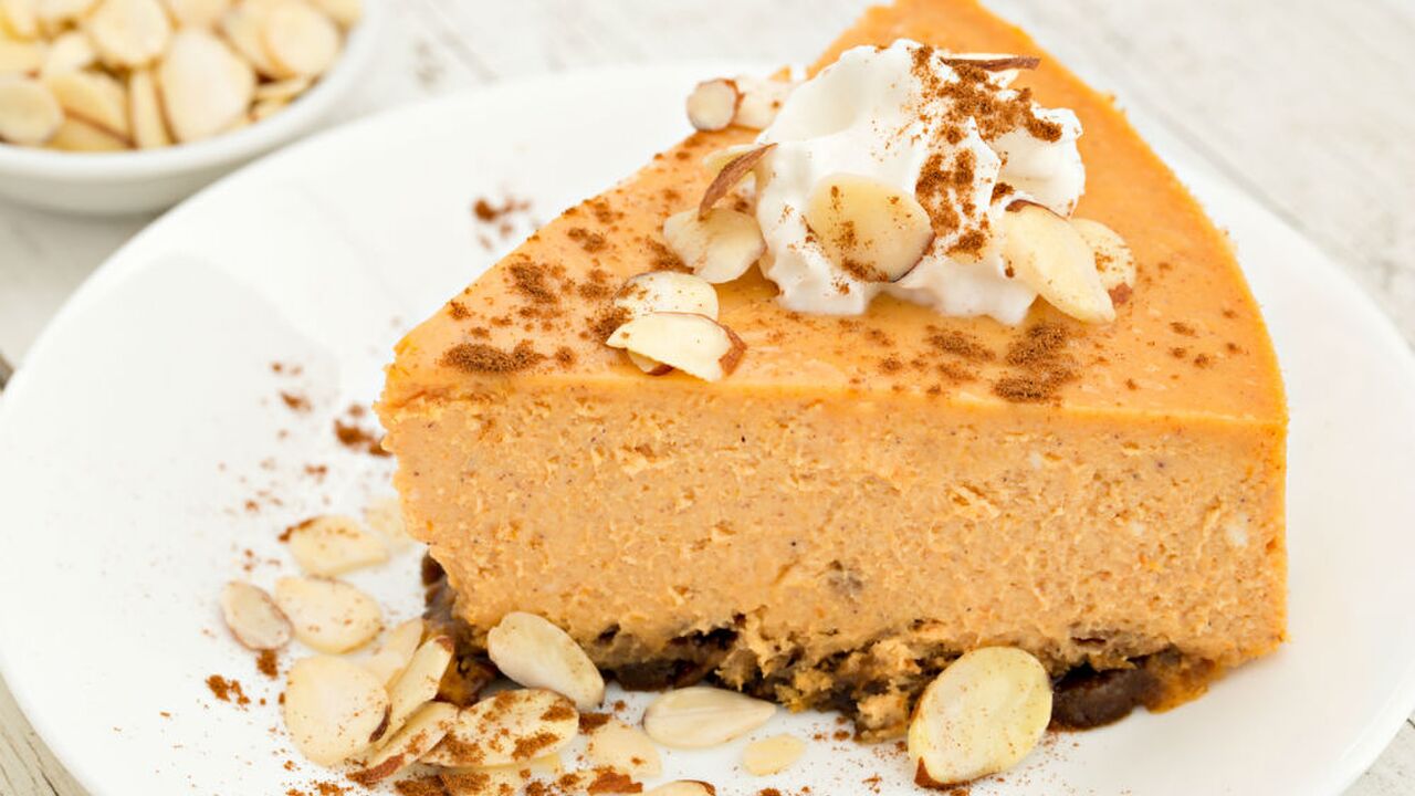 Illustratie voor: Deze heerlijke, herfstachtige pumpkin cheesecake is de perfecte lekkernij voor de zondag