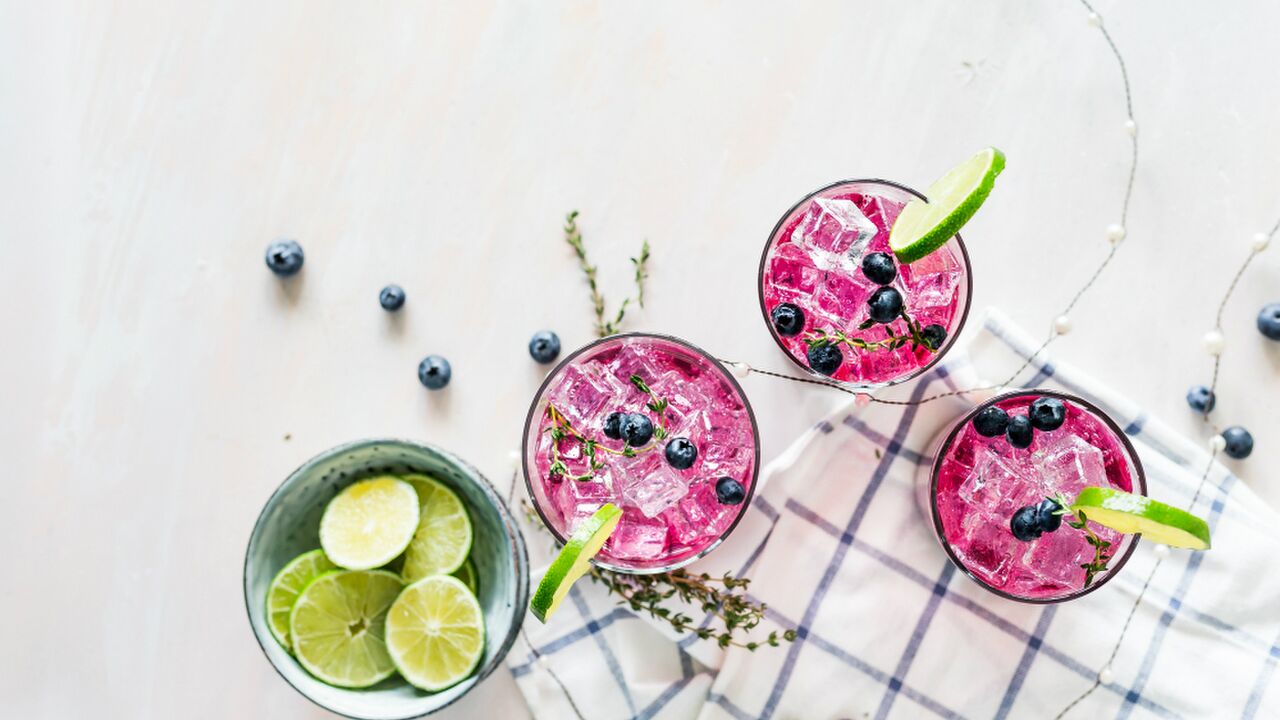Illustratie voor: Je kunt heel binnenkort roze gin kopen, net op tijd voor de feestdagen!