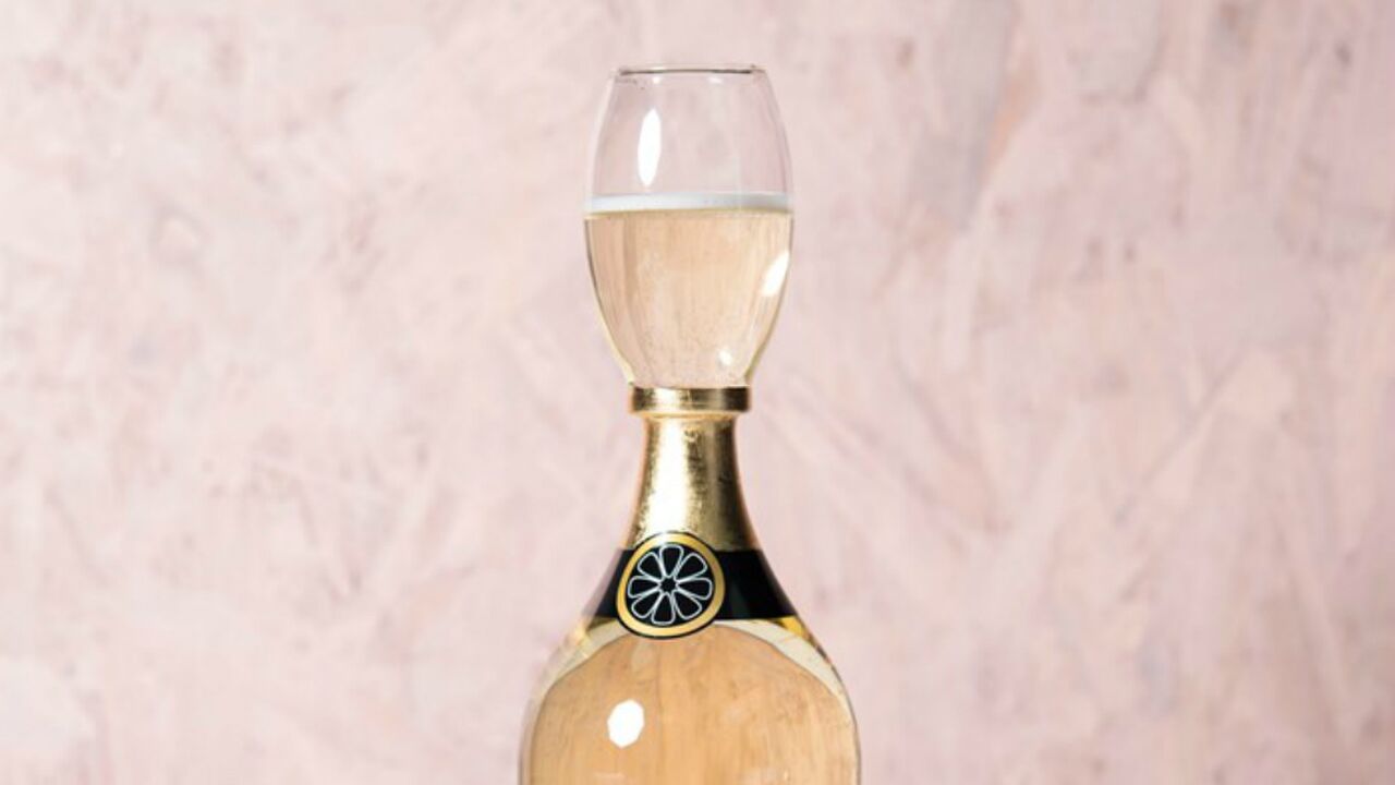 Illustratie voor: Vier een geweldig feestje met dit bodemloze prosecco glas