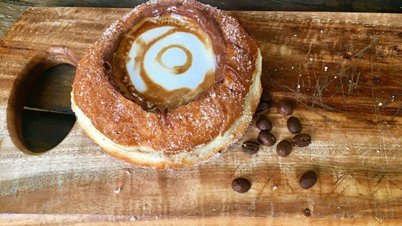Illustratie voor: Koffie in een donut, een betere manier om je dag te starten is er niet