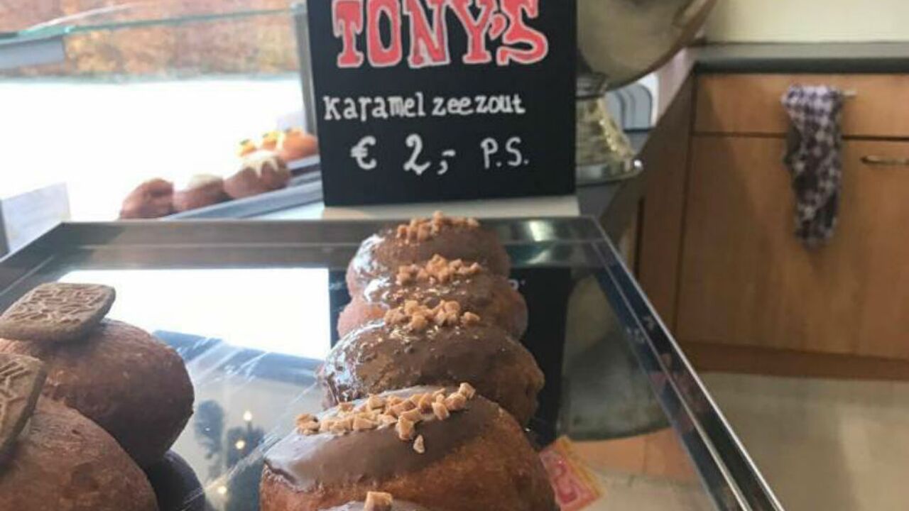 Illustratie voor: Hemels: deze oliebollen zijn gevuld met Tony’s Chocolonely karamel zeezout!