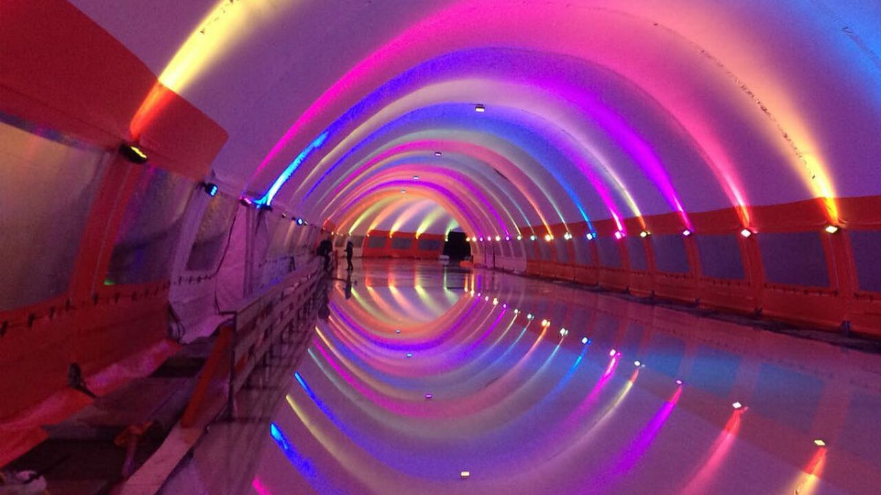 Illustratie voor: Deze regenboogschaatsbaan in Rotterdam is een waar lichtjesfestijn