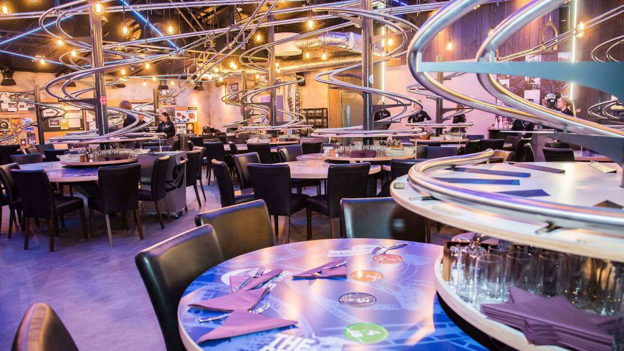 Illustratie voor: In dit restaurant wordt jouw maaltijd via een achtbaan gebracht