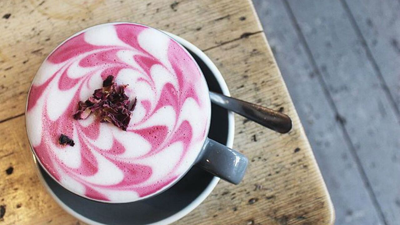 Illustratie voor: Er is nu roze latte macchiato en dit wil je proberen