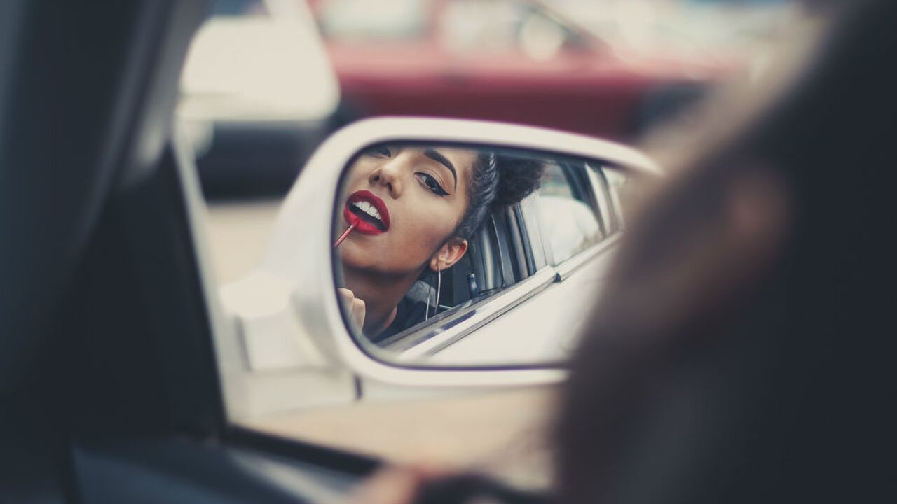 Illustratie voor: Snelle make-up routines voor iedere vrouw met haast