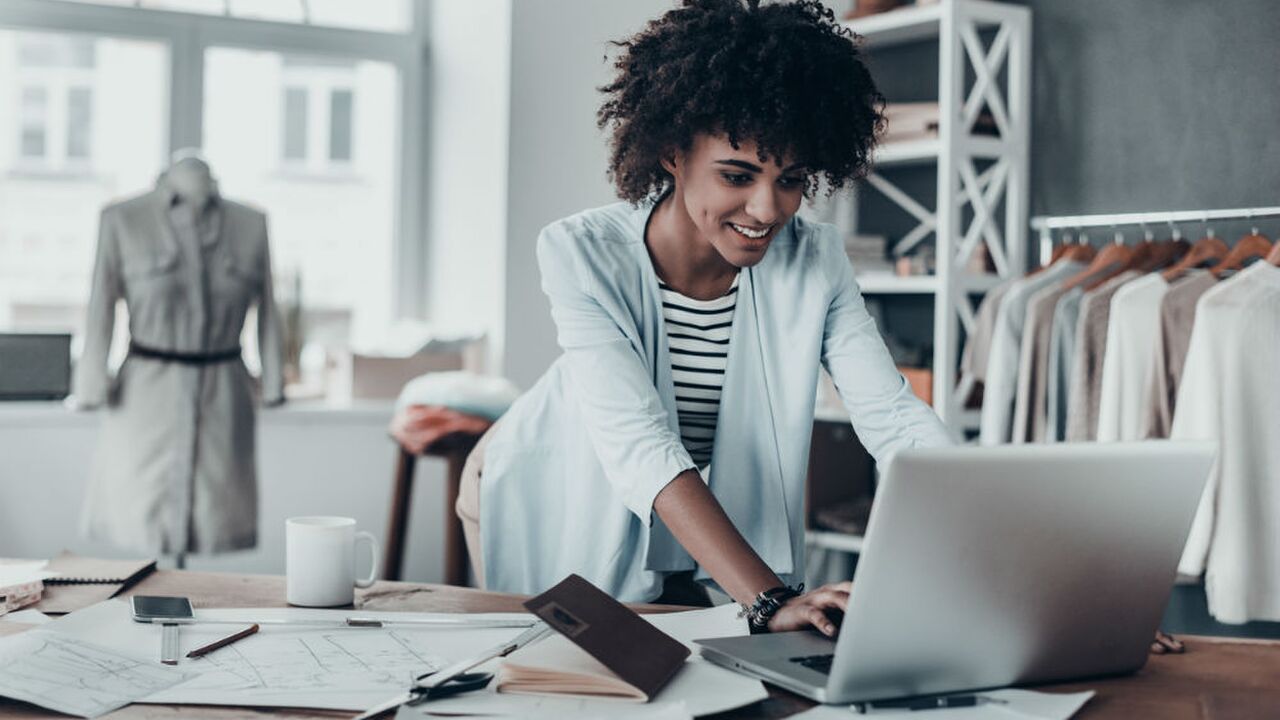 Illustratie voor: Zo besteden succesvolle vrouwen het eerste uur op het werk