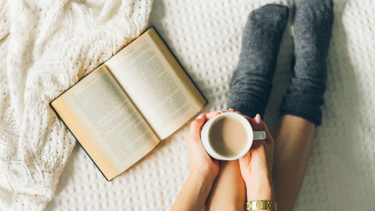 Illustratie voor: Avondje op de bank? Dit zijn de mooiste romantische boeken