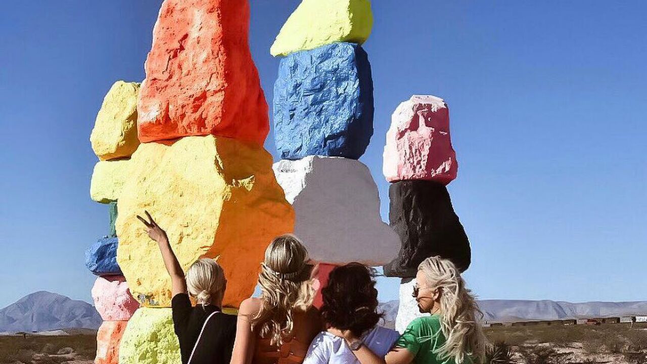 Illustratie voor: The Seven Magic mountains: een bijzonder kunstproject in the middle of nowhere