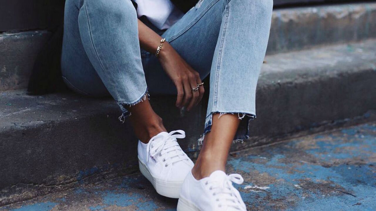 Illustratie voor: Stijltips: zo combineer je de mooiste sneakers van dit moment
