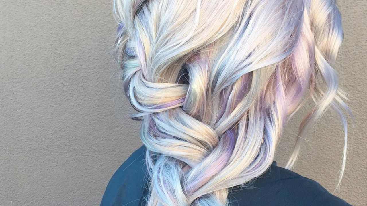 Illustratie voor: Dé haartrend van 2018: grijze lokken met unicorn kleuren