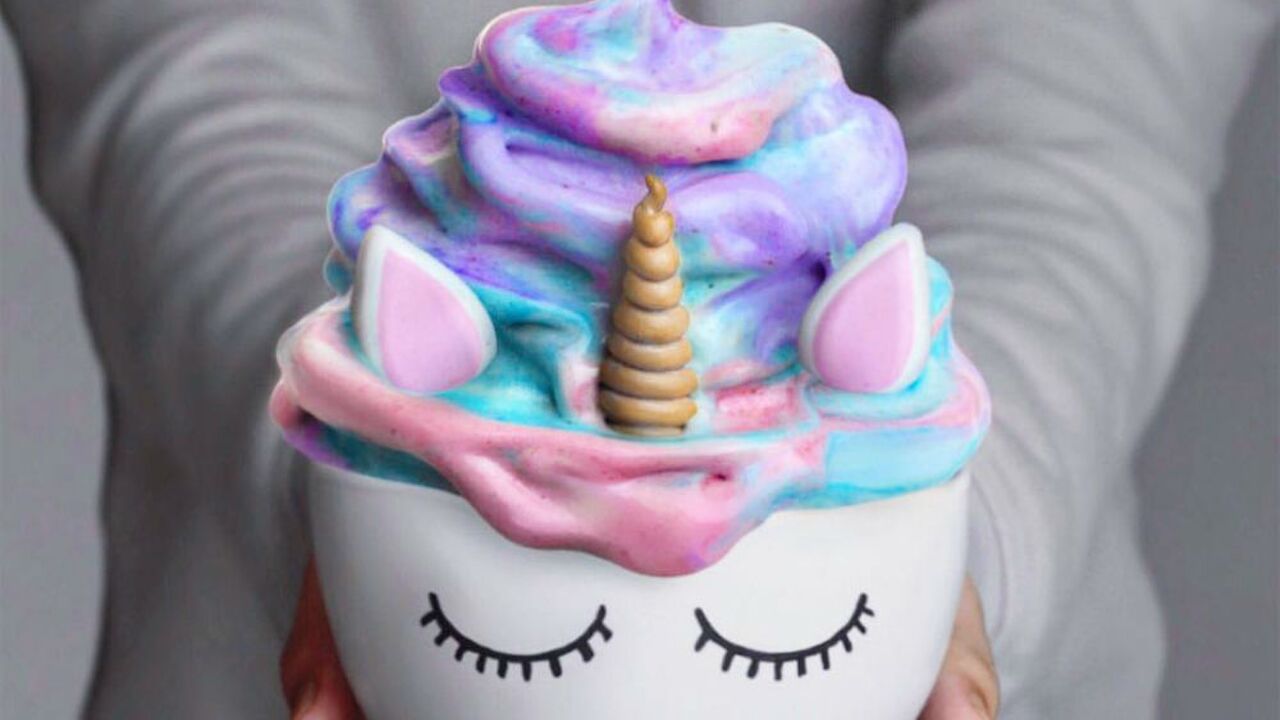 Illustratie voor: Dit 16 jarige meisje maakt ongelofelijke unicorn kunst van haar eten