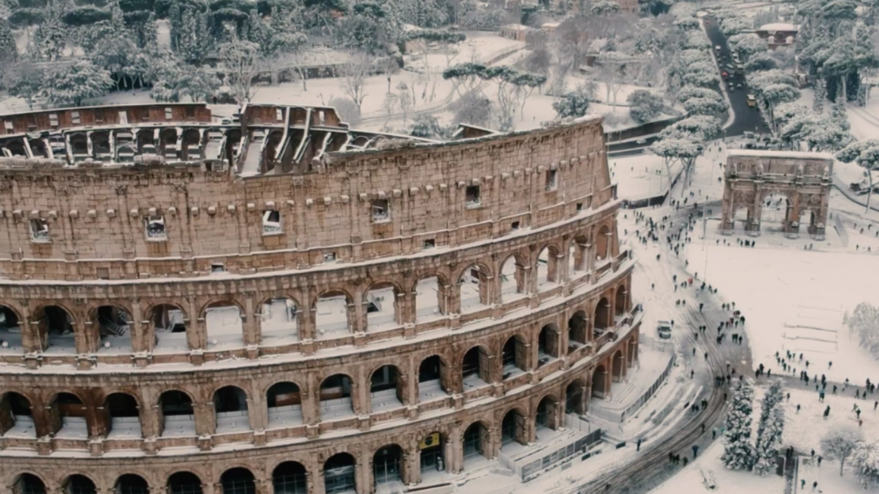 Illustratie voor: Deze drone legt prachtige beelden van een besneeuwd Rome vast