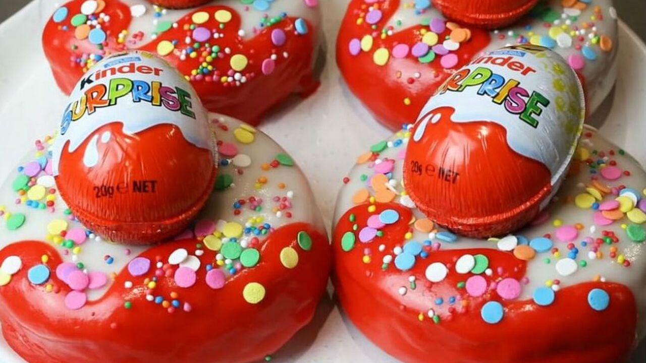 Illustratie voor: Van deze Kindersurprise donut loopt het water je in de mond