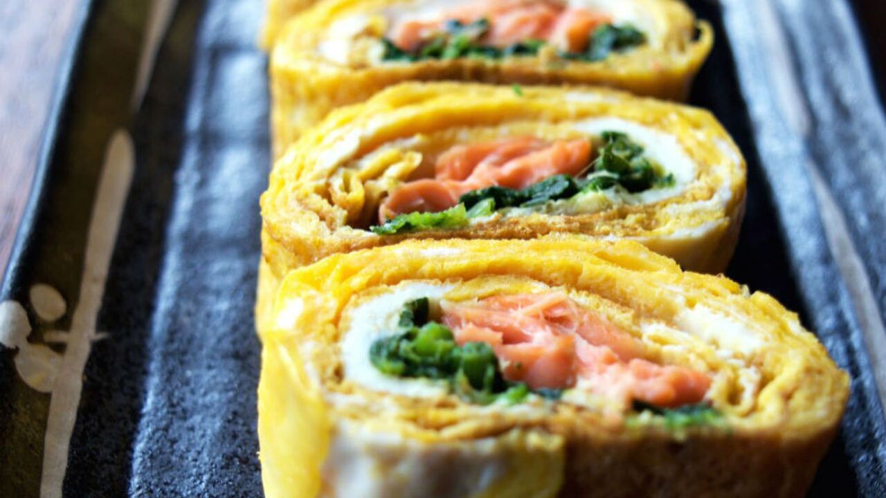 Illustratie voor: Saturday brunch recept: omelet wraps met zalm en avocado