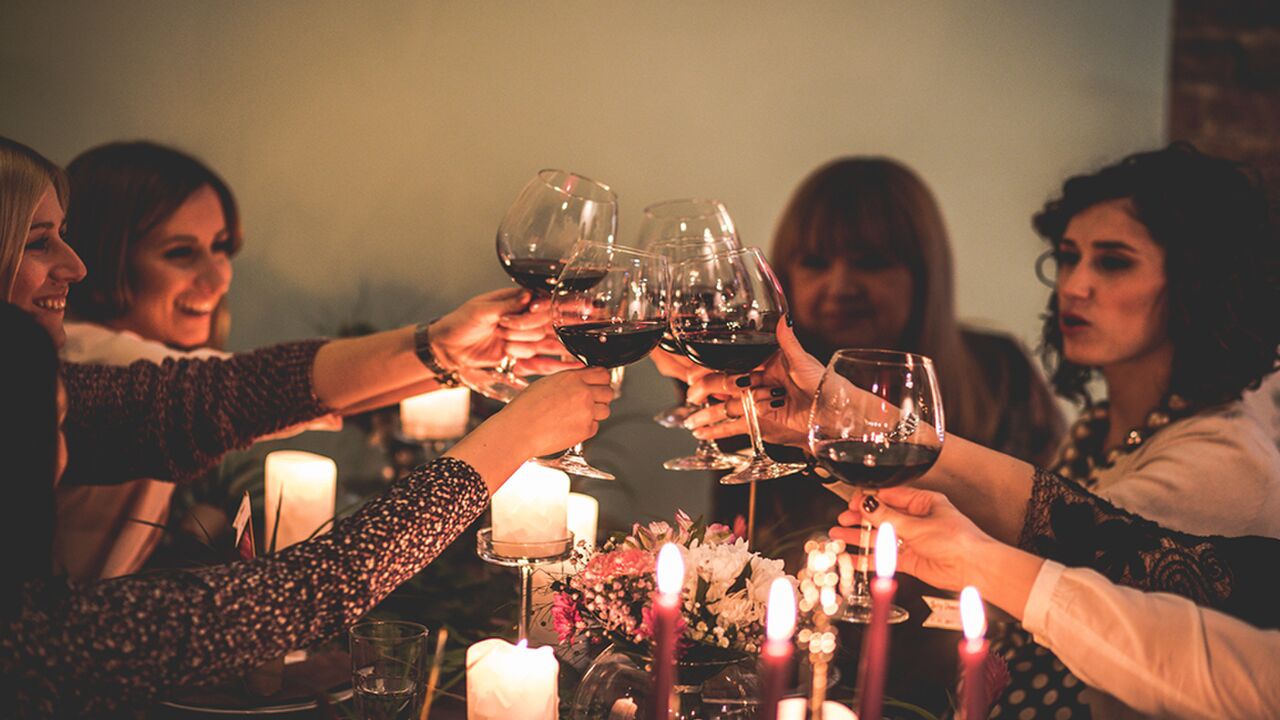 Illustratie voor: Dankzij deze wetenschappelijke redenen mag je elke dag wijn drinken