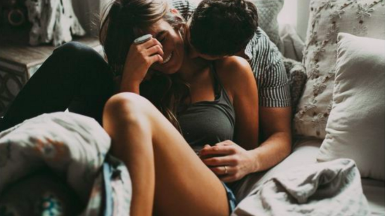 Illustratie voor: Waarom porno kijken met je vriendje goed is voor je relatie