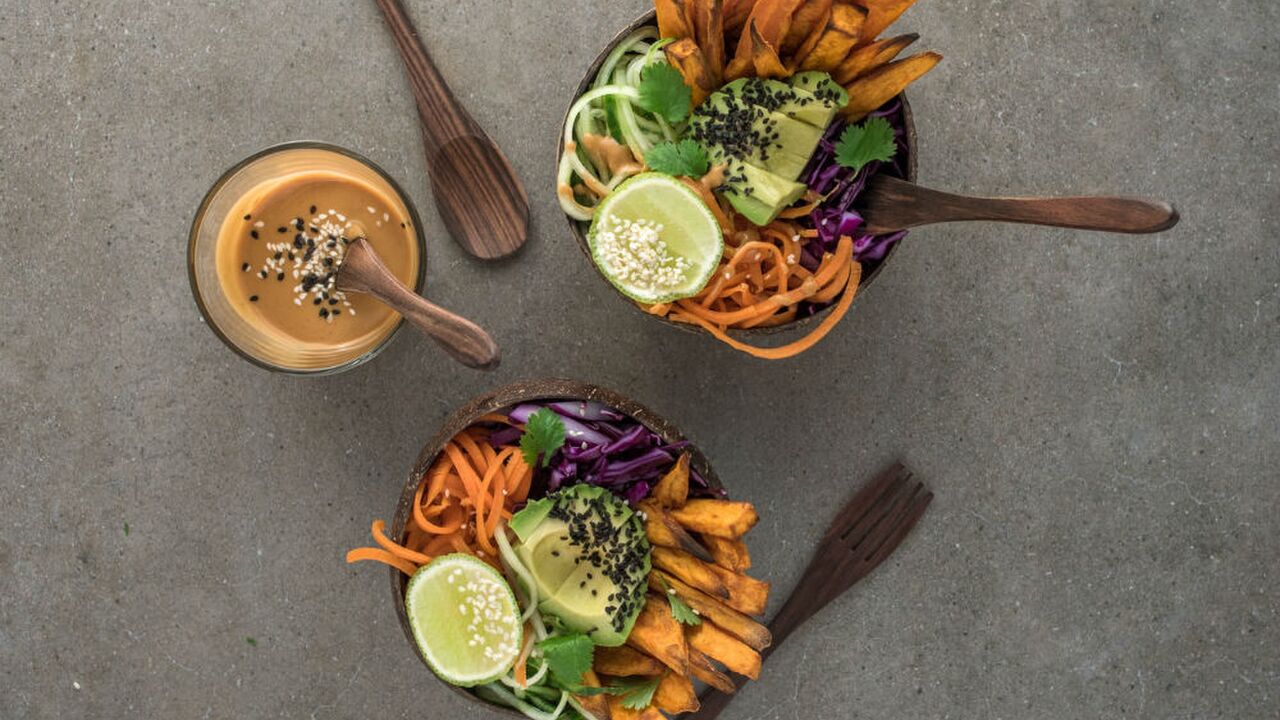 Illustratie voor: Overheerlijke Buddhabowl met zoete aardappel en kikkererwten
