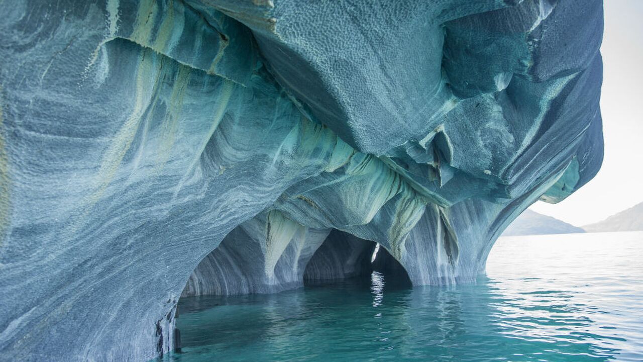 Illustratie voor: Marble caves: blauwe grotten van marmer