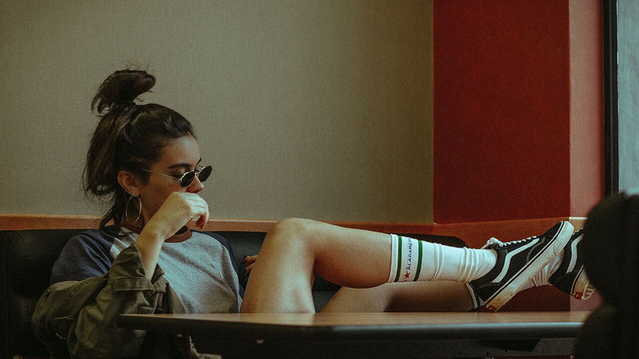 Illustratie voor: Zo draag je sneakers tijdens elke gelegenheid