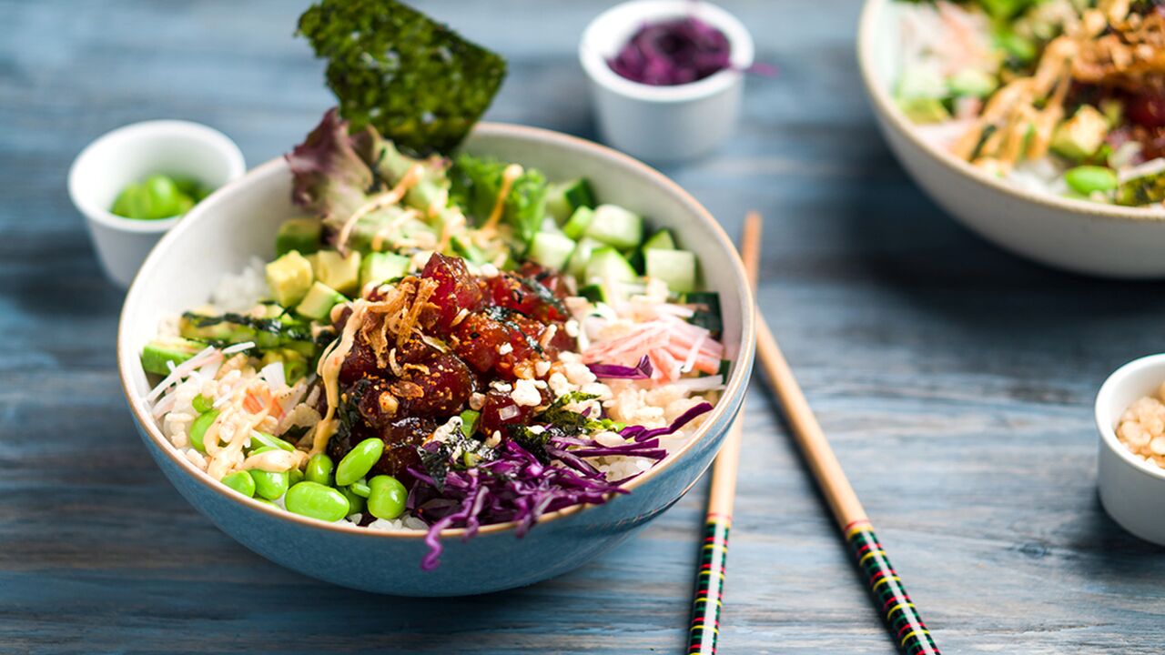 Illustratie voor: Dit zijn de lekkerste poké bowls op een rij