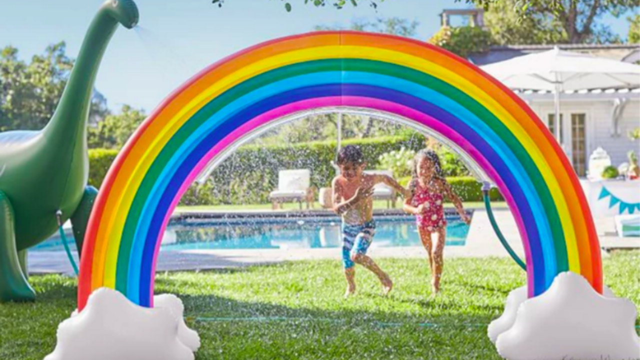 Illustratie voor: Deze opblaasbare regenboog zorgt voor magie in je tuin