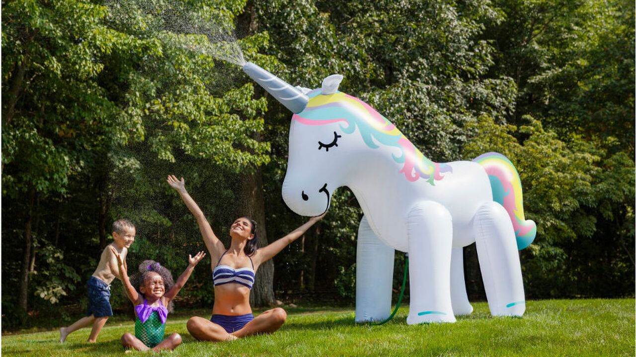 Illustratie voor: Deze mega opblaasbare unicorn sproeier maakt jouw zomer compleet