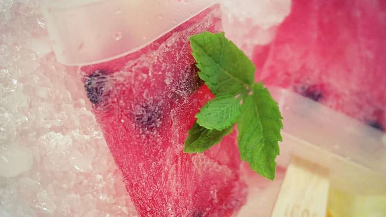 Illustratie voor: Recept: haal de zomer in huis met deze Gin-Tonic ijsjes