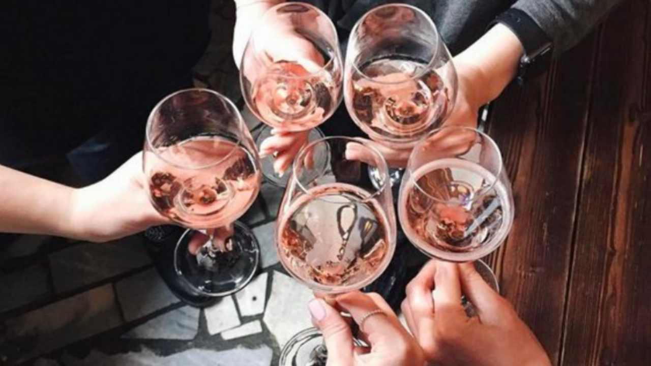 Illustratie voor: Waarom je juist alcohol moet nuttigen tijdens het studeren