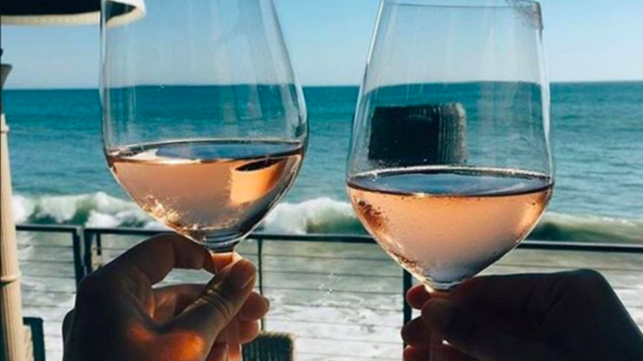 Illustratie voor: Het effect van alcohol drinken in de zon op je uiterlijk