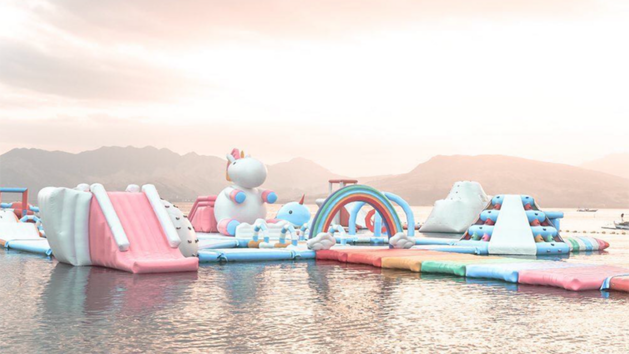 Illustratie voor: Hier wil jij naartoe: unicorn-eiland met roze ligbedden