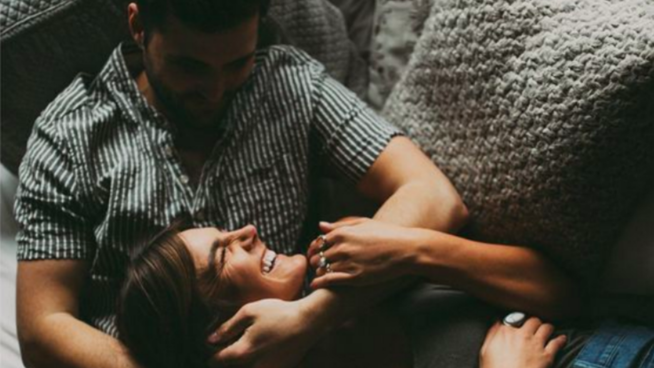 Illustratie voor: Onderzoek: Netflix is funest voor je seksleven