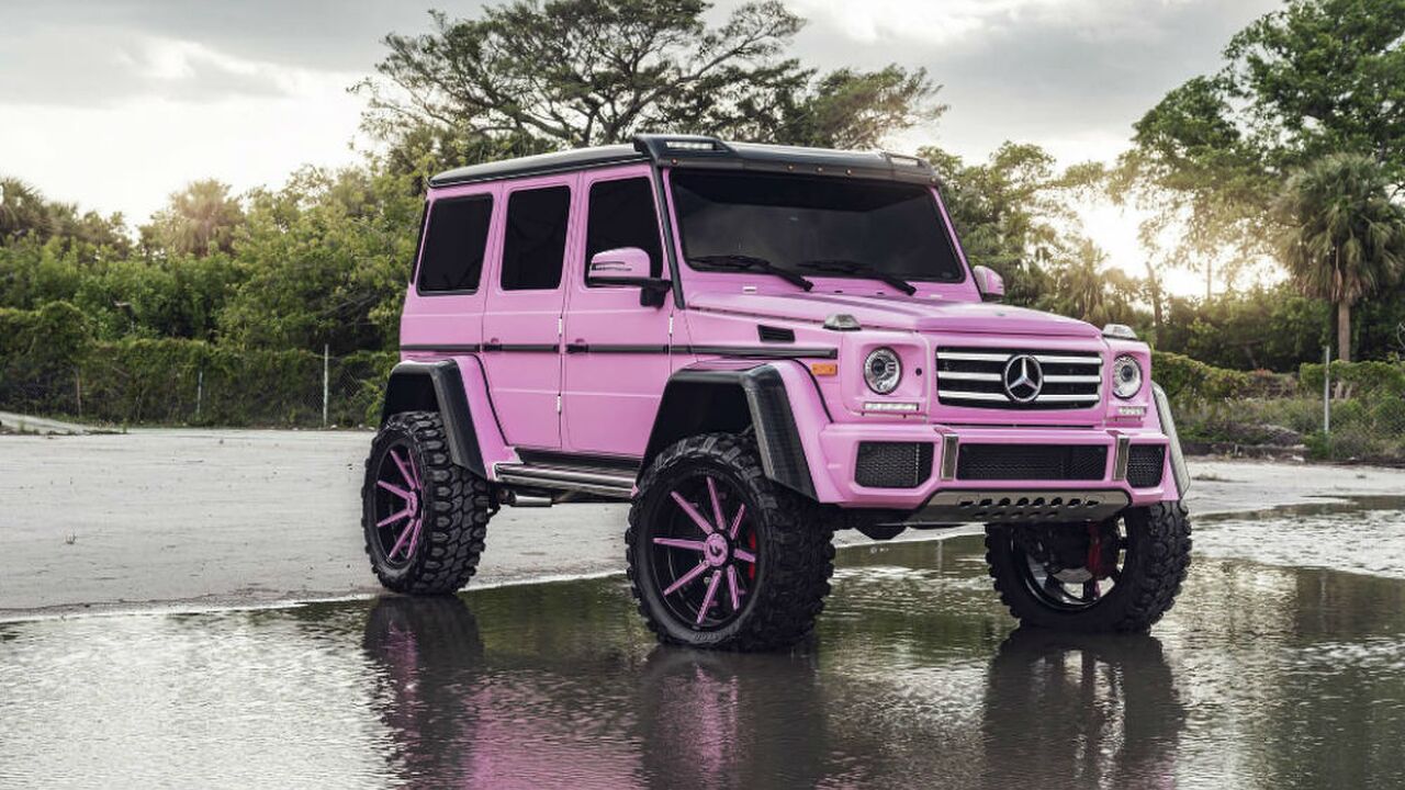 Illustratie voor: Als Barbie een echt mens was, was dit haar auto
