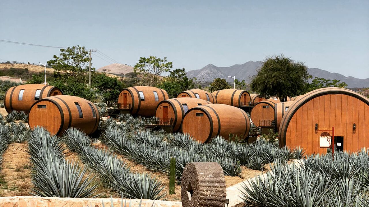 Illustratie voor: Bucketlist-material: slapen in een tequila-vat
