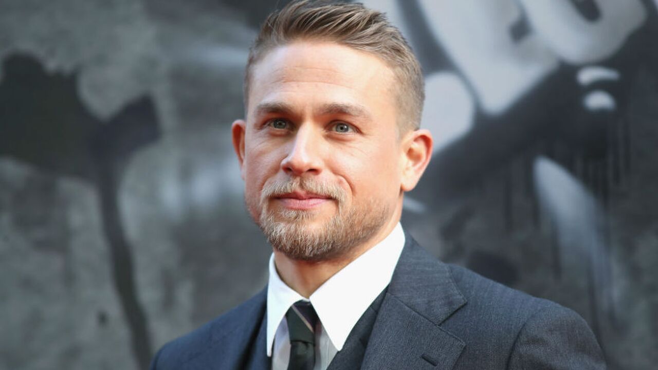 Illustratie voor: Hè hè, eindelijk Charlie Hunnam weer in XXL formaat te bewonderen