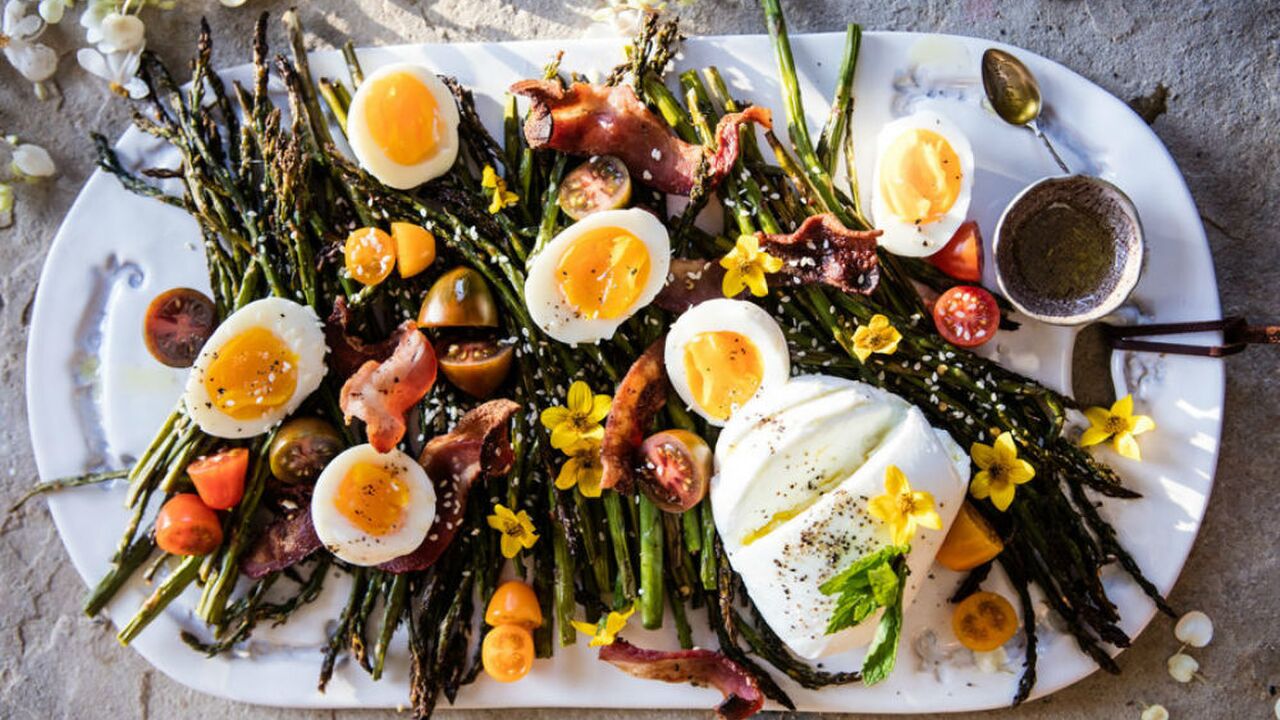 Illustratie voor: Recept: geroosterde aspergesalade met ei en bacon