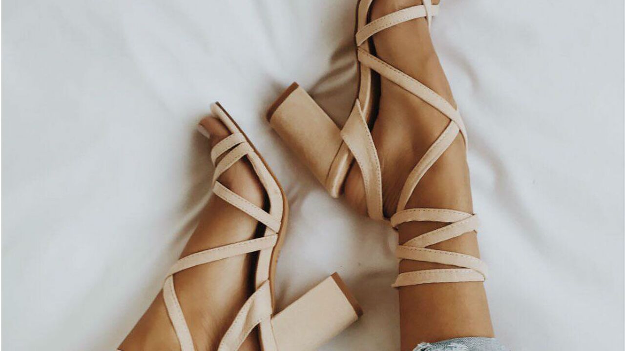 Illustratie voor: De trend aankomende zomer: strappy heeled sandals