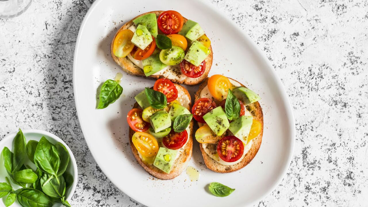 Illustratie voor: Luchtig tussendoortje: avocado bruschetta