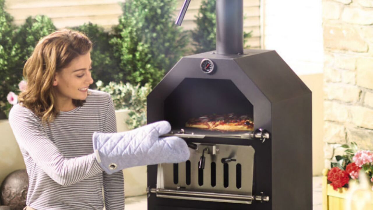 Illustratie voor: De zomer vier je met deze geniale pizza-oven van Aldi voor slechts €89,99
