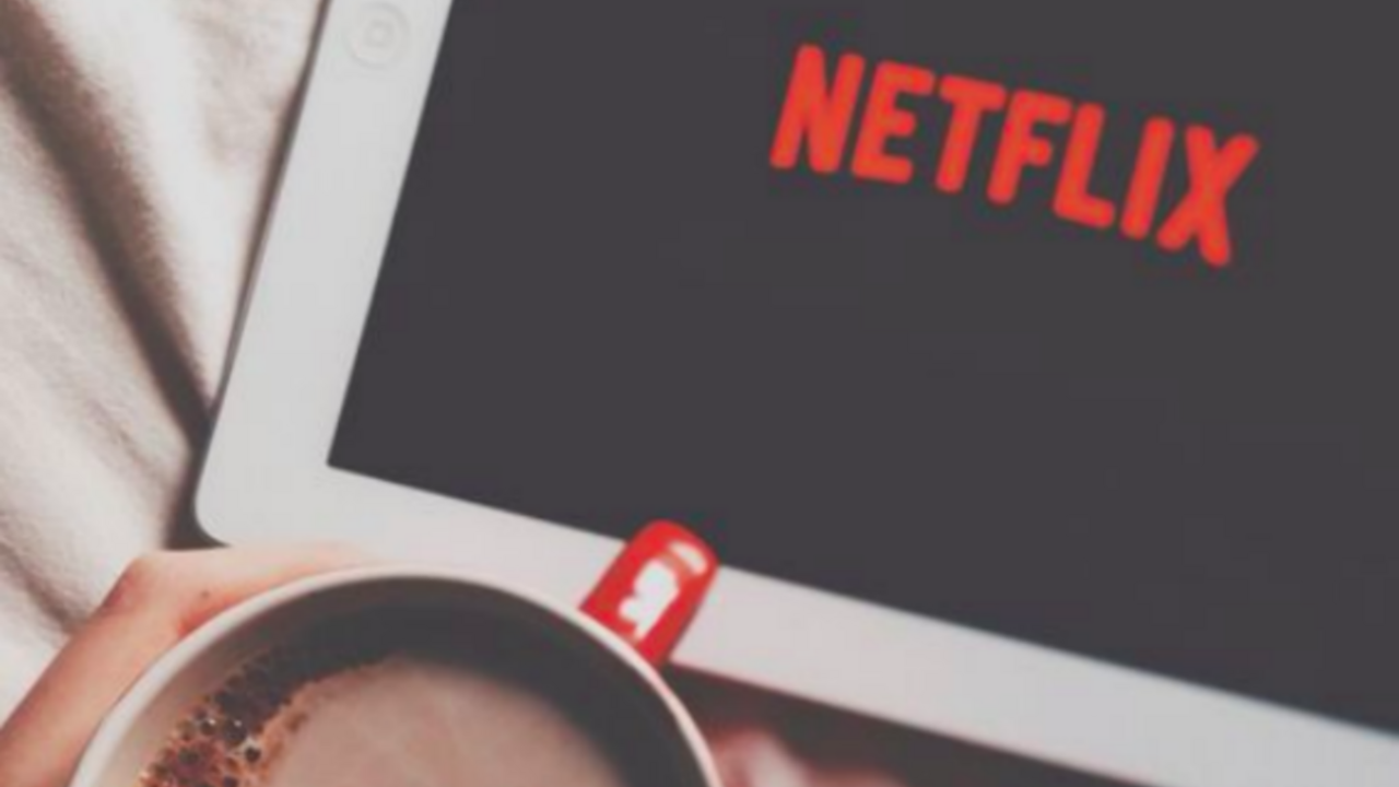 Illustratie voor: 1 op de 4 Netflixkijkers kijkt ook tijdens werk